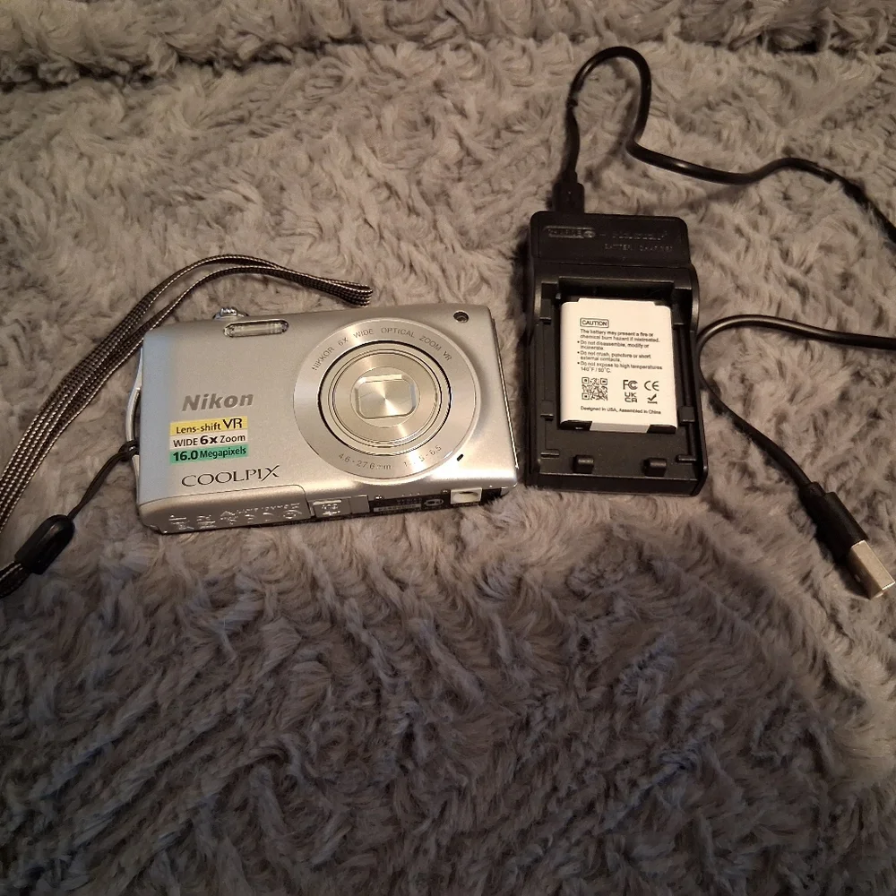 Nikon Coolpix S3300 Digital Camera Silver Works Good New Battery and Charger